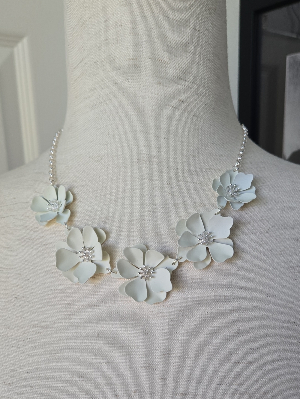 Liz Claiborne White Floral Statement Necklace